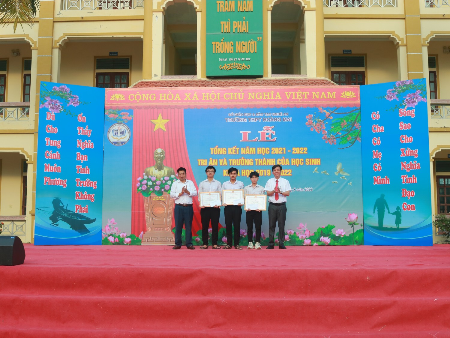 Trao thưởng cho 3 học sinh đạt giải nhất HSG cấp tỉnh